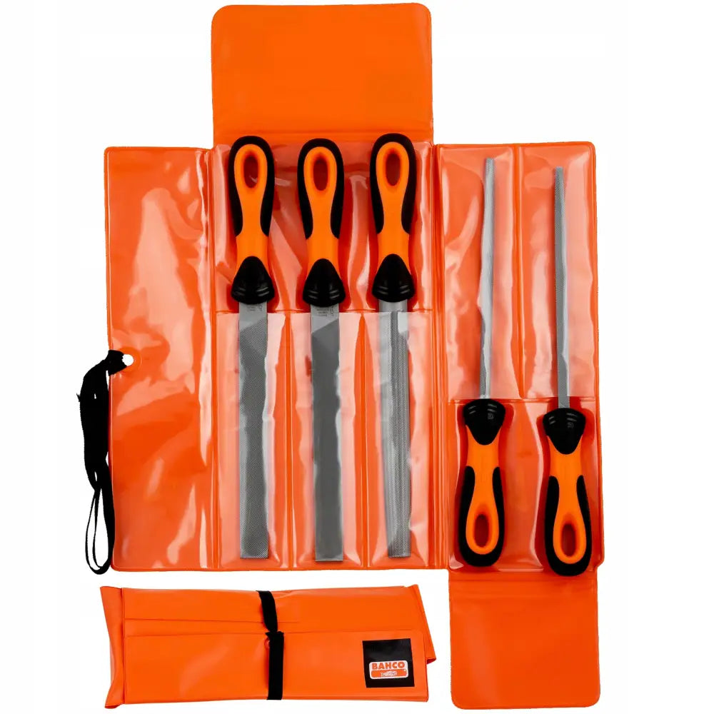 Sett med seks Bahco filer, skrapere og rasper med oransje håndtak i åpent plastetui, sett ovenfra.