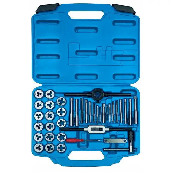 Sett med gjengetapper M3-M12, 39 deler organisert i blå koffert, sett ovenfra med synlige håndverktøy.