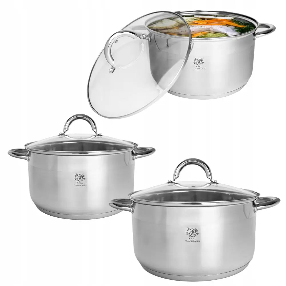 Sett med tre rustfrie stål kasseroller med glasslokk, én fylt med suppe og lokket delvis av.