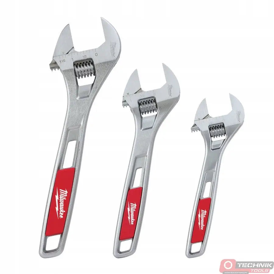 Sett med tre justerbare skiftenøkler i metall med røde skaftdetaljer og hvit logo, skrå vinkel.