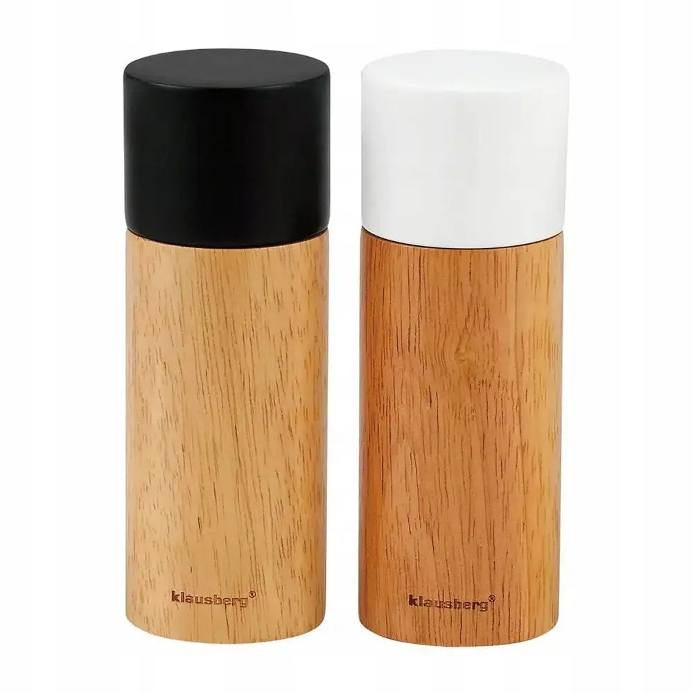 Sett med pepper- og saltkvern i lyst tre, frontvisning med sorte og hvite lokk samt synlig logo nederst.