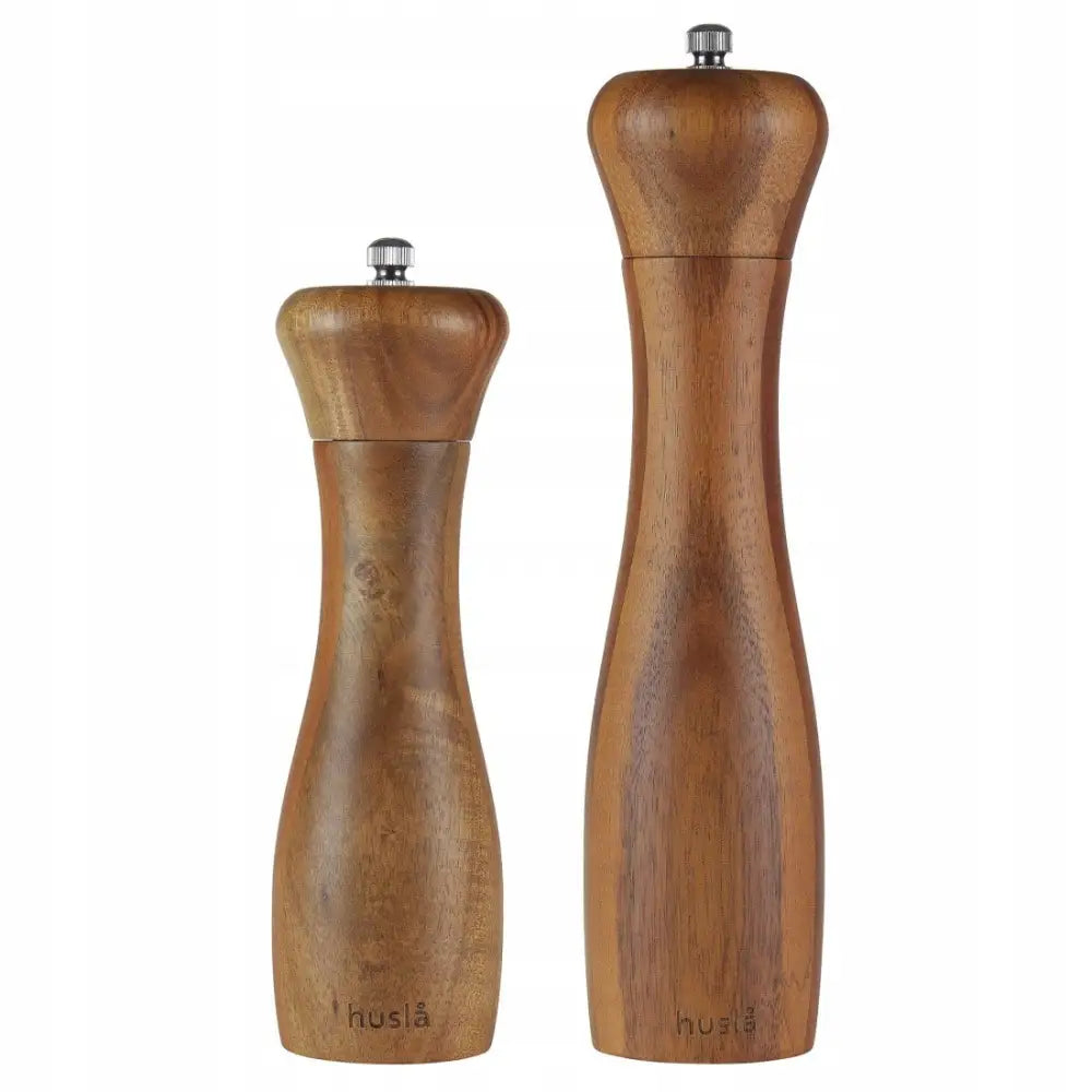 Sett med pepper- og saltkverner i lyst tre, frontvisning med synlig logo og metallskrue på toppen.