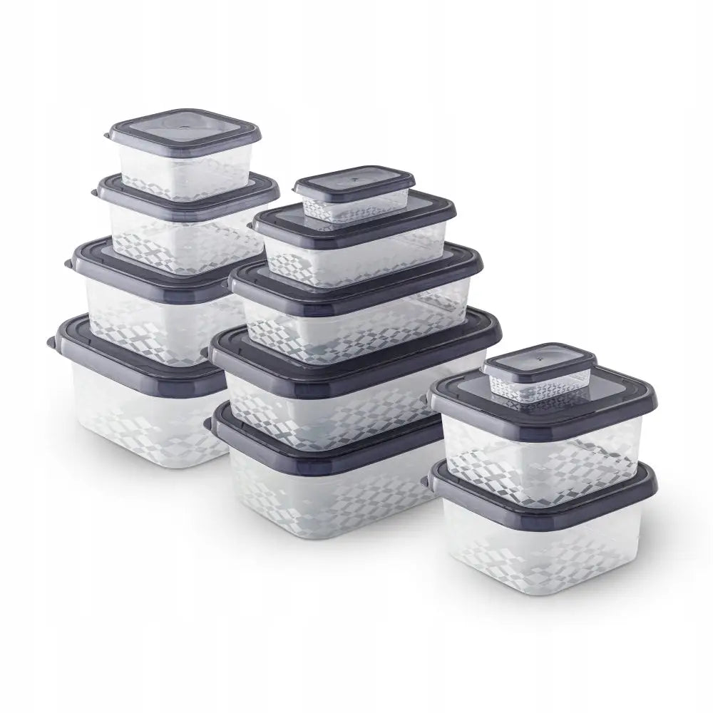 Sett med matoppbevaringsbokser i plast, tolv ulike størrelser med mørkegrå lokk og rutemønster, skrå vinkel.