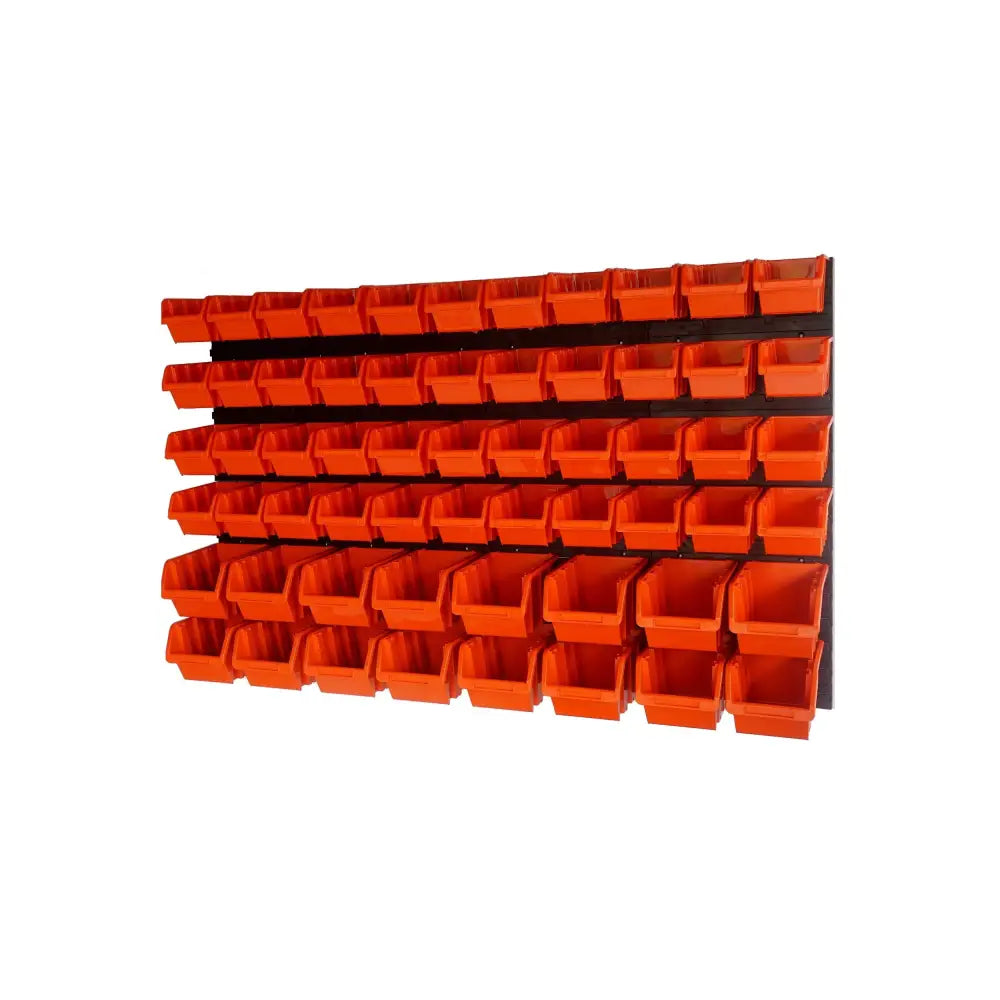 Sett med oppbevaringsbokser, frontbilde av oransje plastbokser i ulike størrelser på veggtavle.