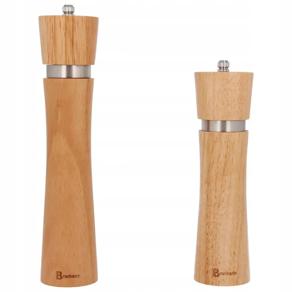 Sett med pepper- og saltkverner i lyst tre, ulik høyde, stående sammen med sølvfarget metallbånd.