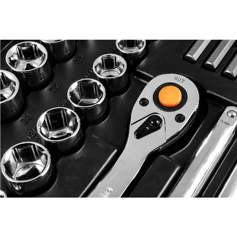 Sett med piper og nøkler, nærbilde av skralle med oransje knapp og assorterte pipes i krom på svart bakgrunn.