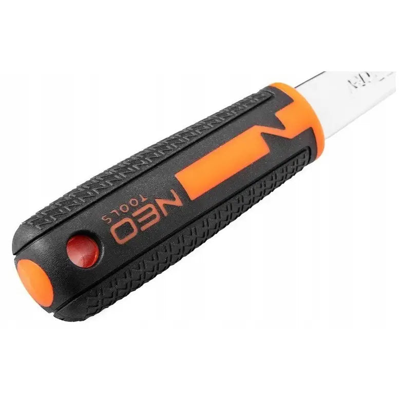 Sett med piper og nøkler, nærbilde av sort og oransje håndtak med NEO TOOLS-logo i fokus.