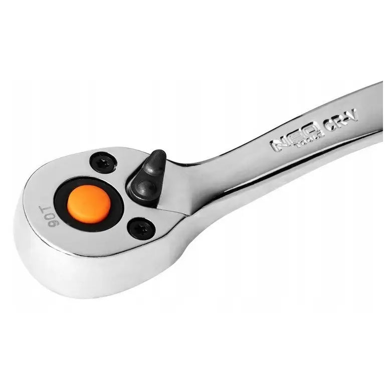 Kromfarget skralle fra pipesett, nærbilde av hode med oransje knapp, svart bryter og preget logo.