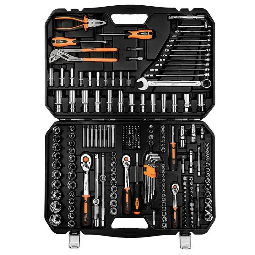 Pipesett og nøkler i sort koffert, oversiktsbilde som viser ryddig organisering av 233 verktøydeler.