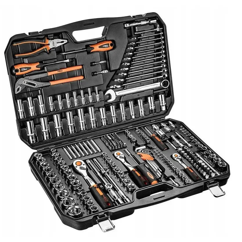 Sett med piper og nøkler i åpen sort koffert, ulike håndverktøy med oransje og svarte detaljer synlig.