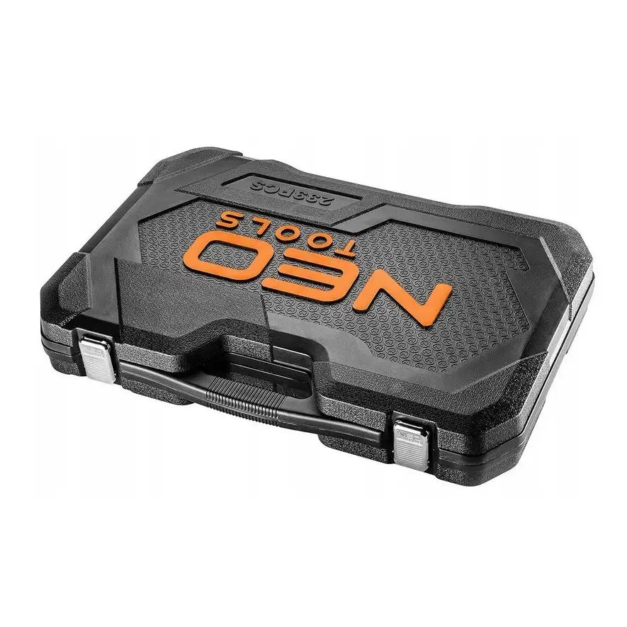 Sett med piper og nøkler i sort koffert med oransje detaljer, skrå vinkel viser metallspenner og preget logo.
