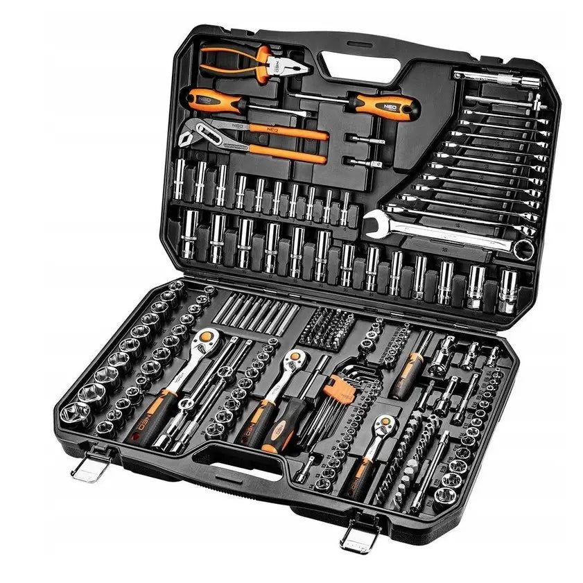Sett med piper og nøkler, 233 deler, sort plastskrin åpnet og viser håndverktøy med krom og orange detaljer.