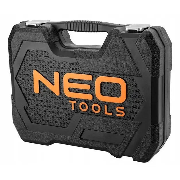 Sett med piper og nøkler i sort koffert, sidevisning som fremhever strukturert overflate og bærehåndtak.