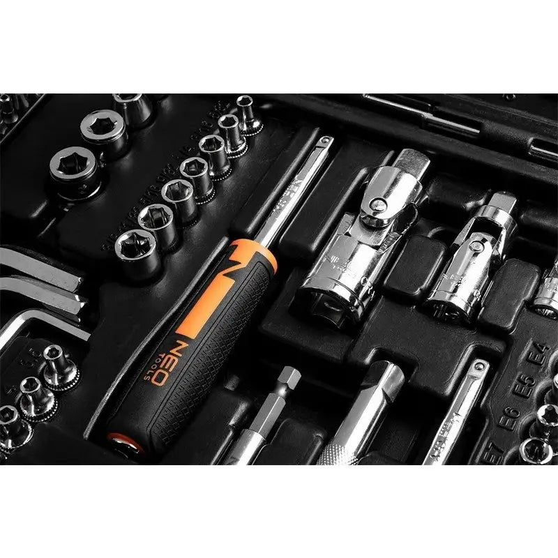 Sett med piper og nøkler, nærbilde av gummiert håndtak og metallverktøy i sort plastinnlegg.