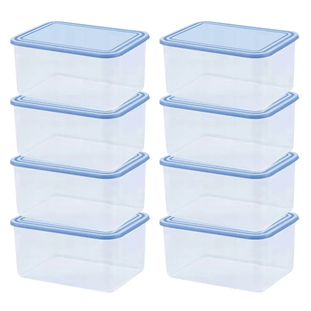 Sett med plastbeholdere for mat, åtte 4L bokser med lyseblå lokk stablet i to rader fra skrå vinkel.