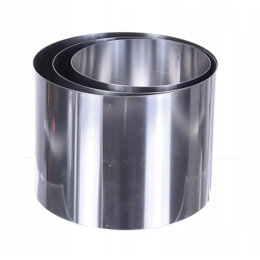 Sett med runde bakeformer i sølvfarget rustfritt stål, sett fra skrå vinkel med reflekterende overflate.