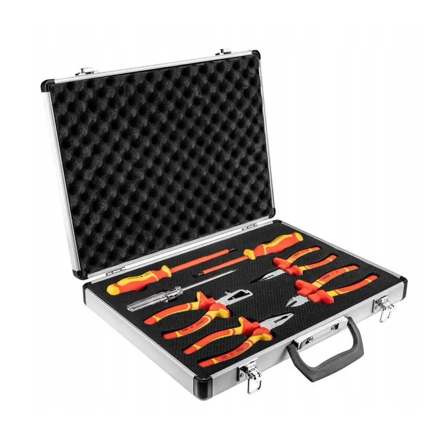 Sett med tang og skrutrekkere, åpen metallkoffert med sort skuminnlegg og røde samt gule håndverktøy.