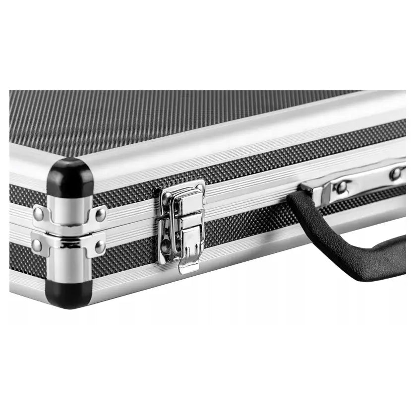 Sett med tang og skrutrekkere, detaljert sidebilde av koffert med metallhåndtak, hjørnebeskyttere og lås.