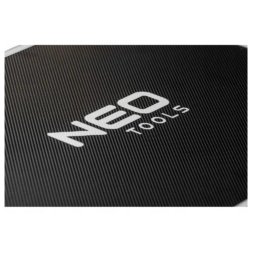 Sett med tang og skrutrekkere, nærbilde av sort overflate med finmønstret tekstur og tydelig NEO TOOLS-logo.