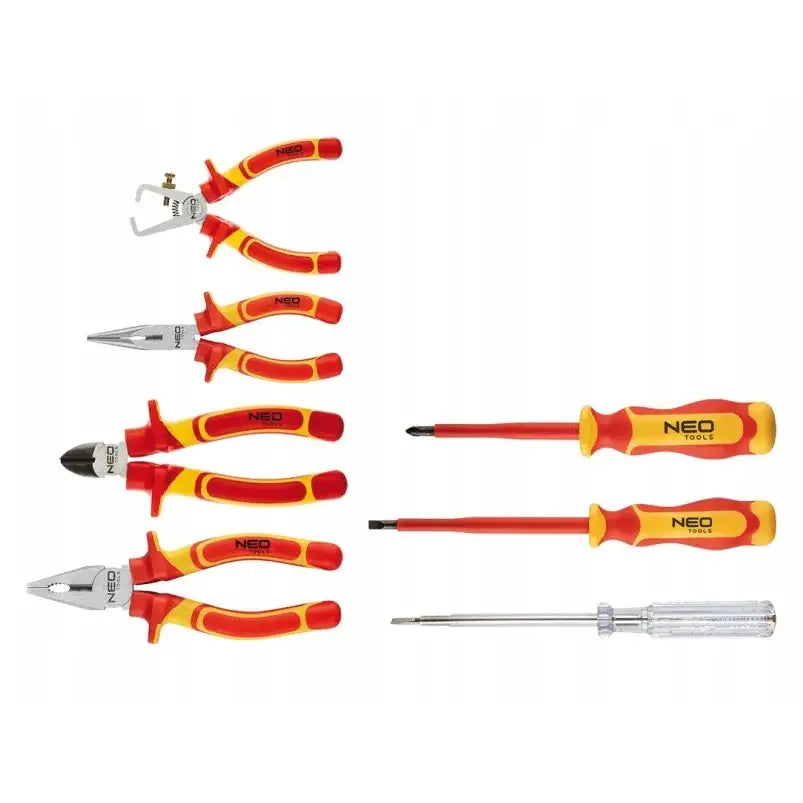 Sett med fire tenger og tre skrutrekkere med rød-gule håndtak, sidevisning på hvit bakgrunn.