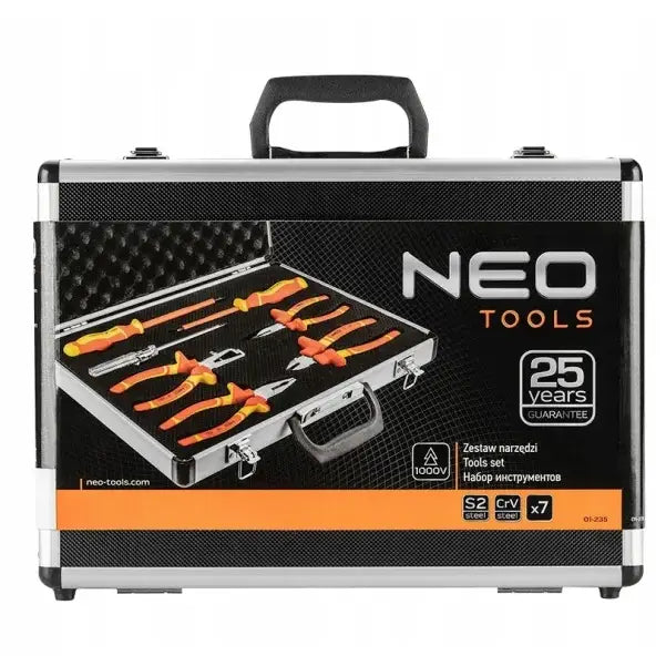 Sett med tang og skrutrekkere, sølvfarget koffert med sort håndtak og klistremerke som viser fargerikt innhold.