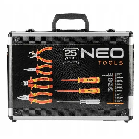 Sett med tang og skrutrekkere, 7 deler, i sølvfarget koffert med illustrasjon av fargerike håndverktøy, frontvisning.
