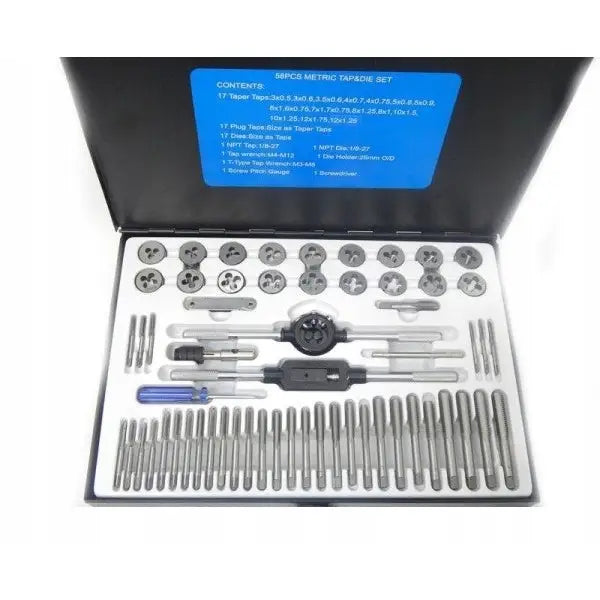 Sett med tapp og matriser, 58 deler i sort koffert med hvit innside, oversiktsbilde av innholdet.