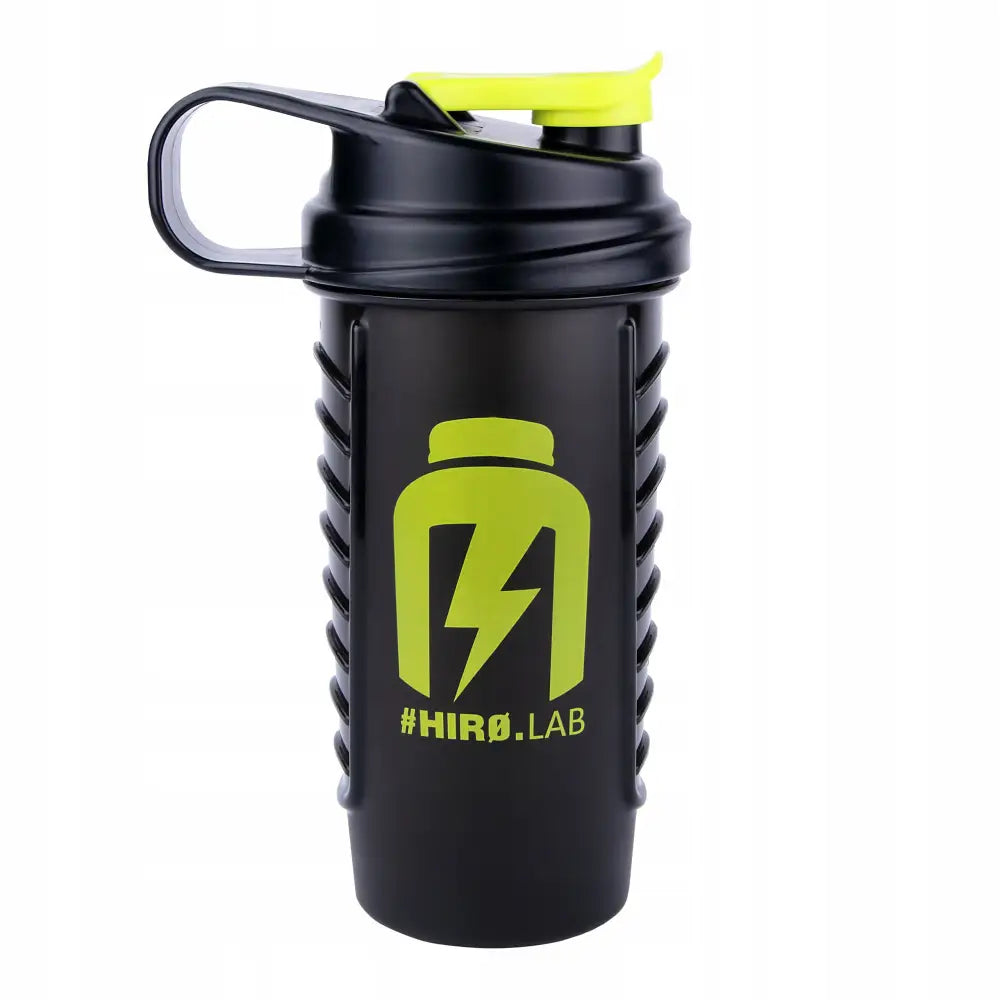 Shaker 770 ml fra HiroLab, sort plast med ribbede sider, grønt lokk og stor grønn logo foran.