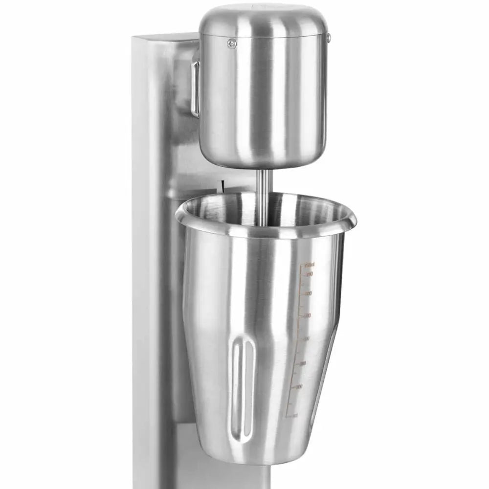 Elektrisk shaker blenderbar smoothie-mixer i stål, skrå frontvisning med tydelig målebeger og rund motorenhet.