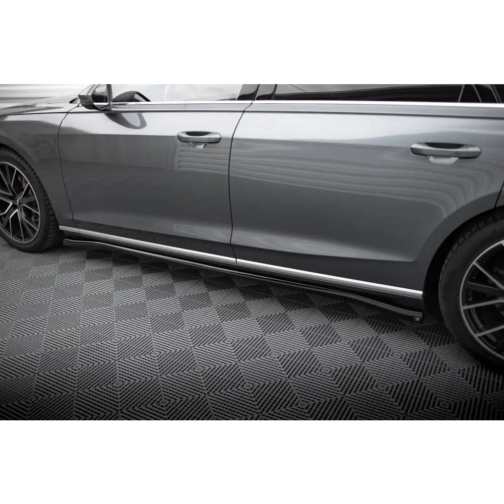 Pakningsinnhold for sideskjørt til Audi A8 D5 med festemateriell og monteringsdeler