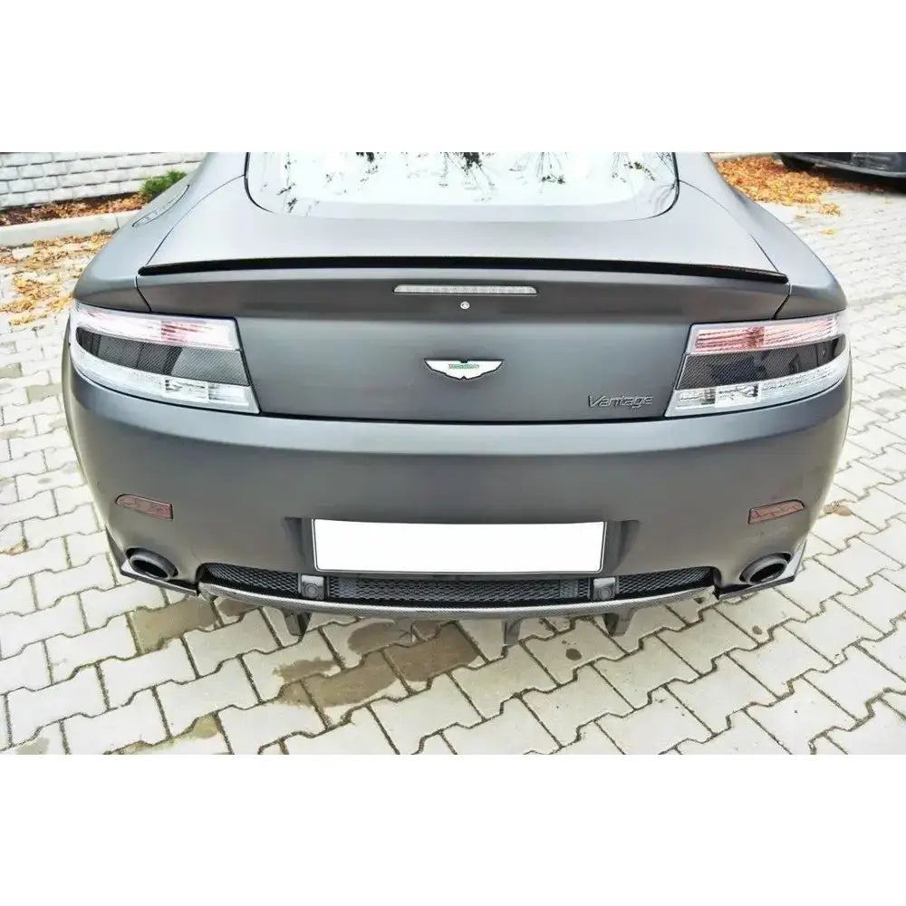Sidesplittere bak Aston Martin V8 Vantage