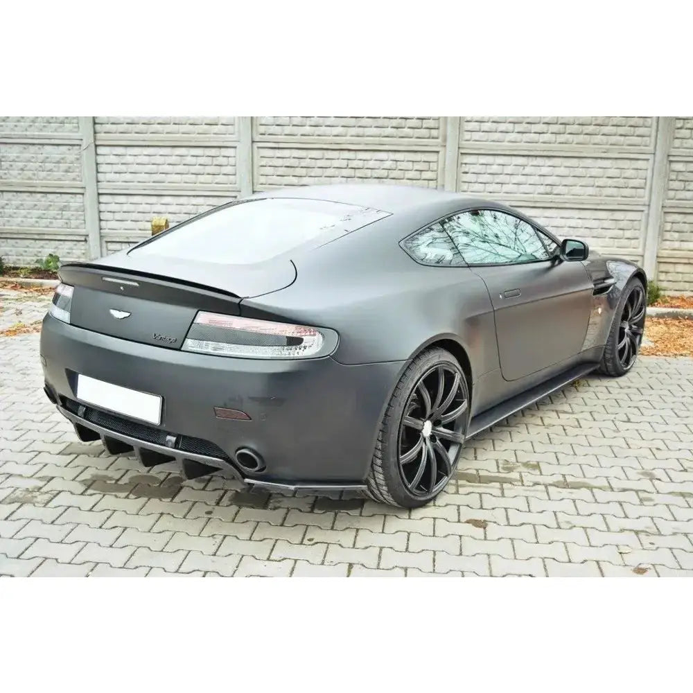 Sidesplittere bak Aston Martin V8 Vantage