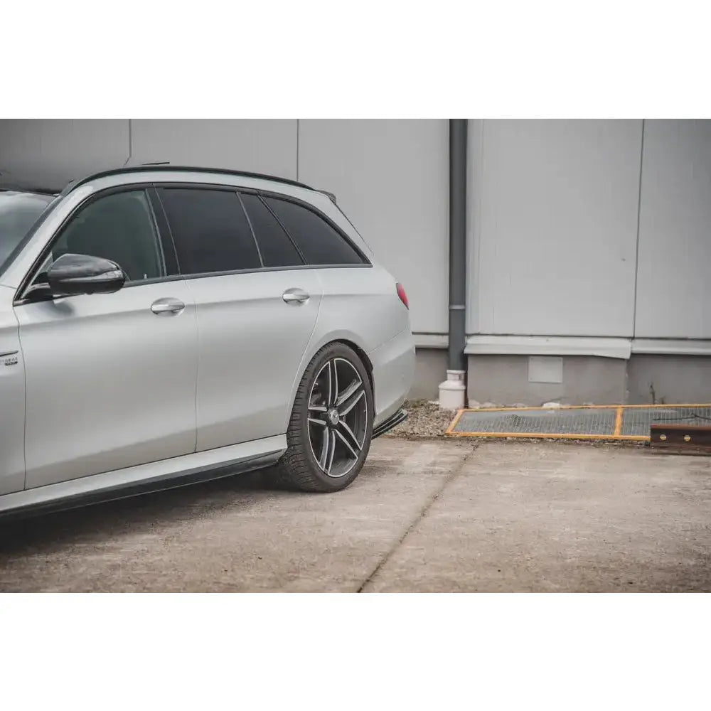 Diffuser Mercedes W213 E63 AMG fra Maxton mot hvit bakgrunn