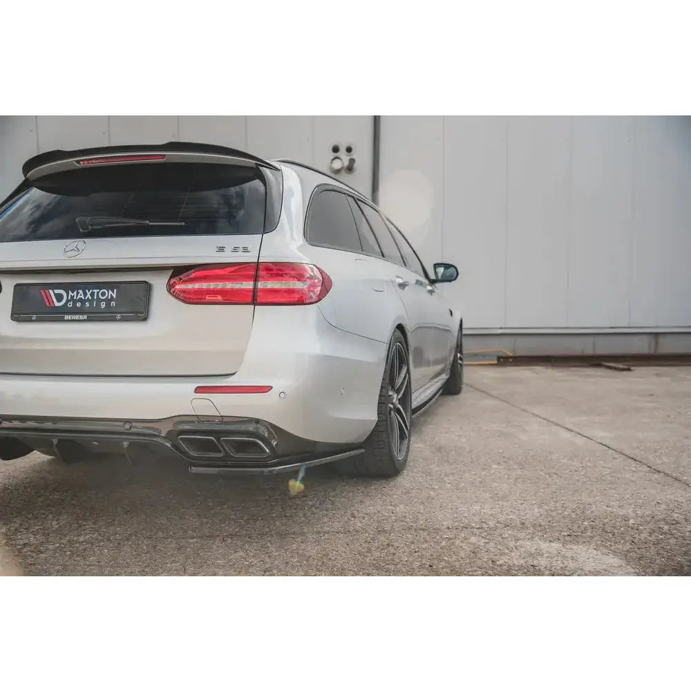 Diffuser Mercedes W213 E63 AMG fra Maxton, skrått perspektiv med bil i bakgrunnen