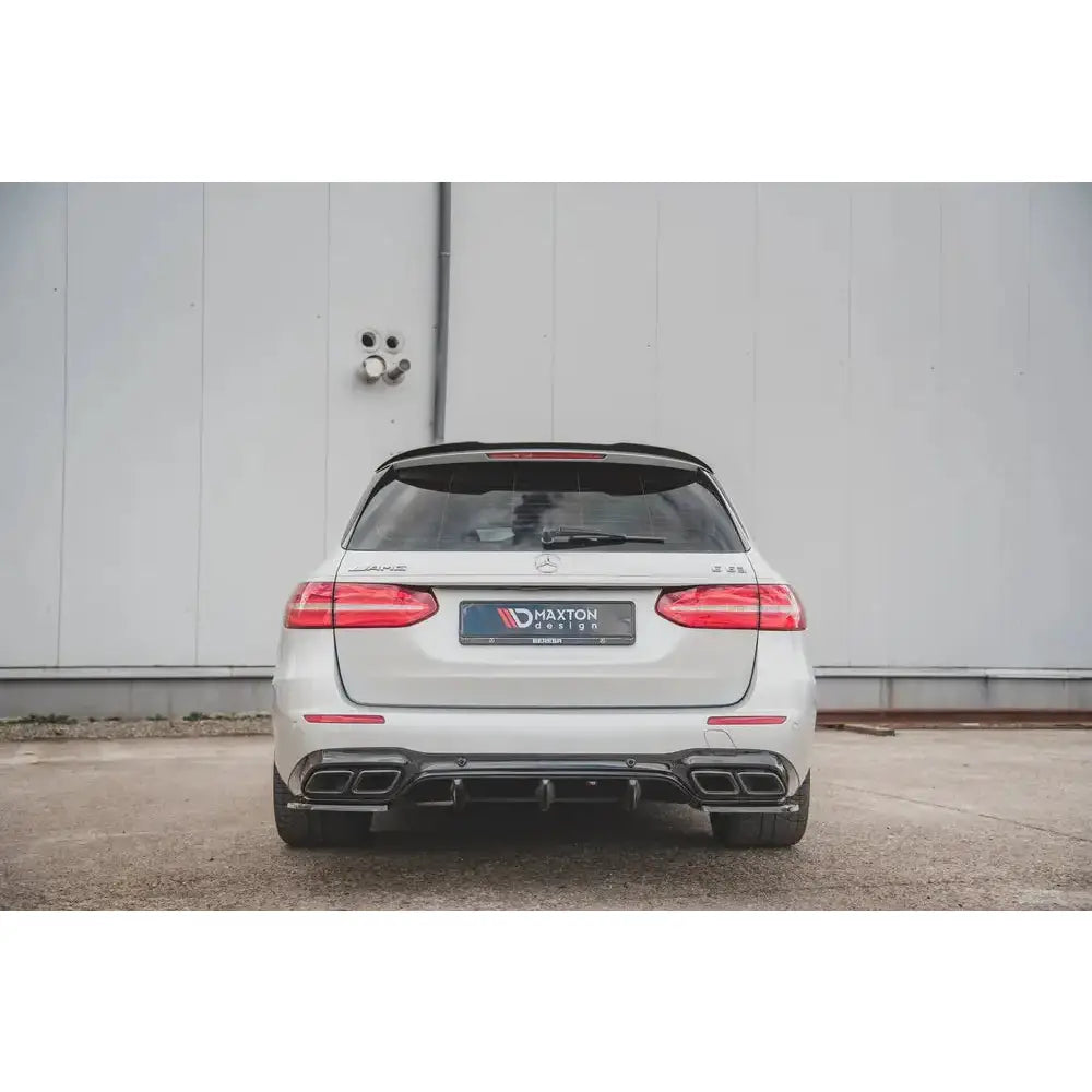 Diffuser Mercedes W213 E63 AMG fra Maxton, montert bakfra på bil
