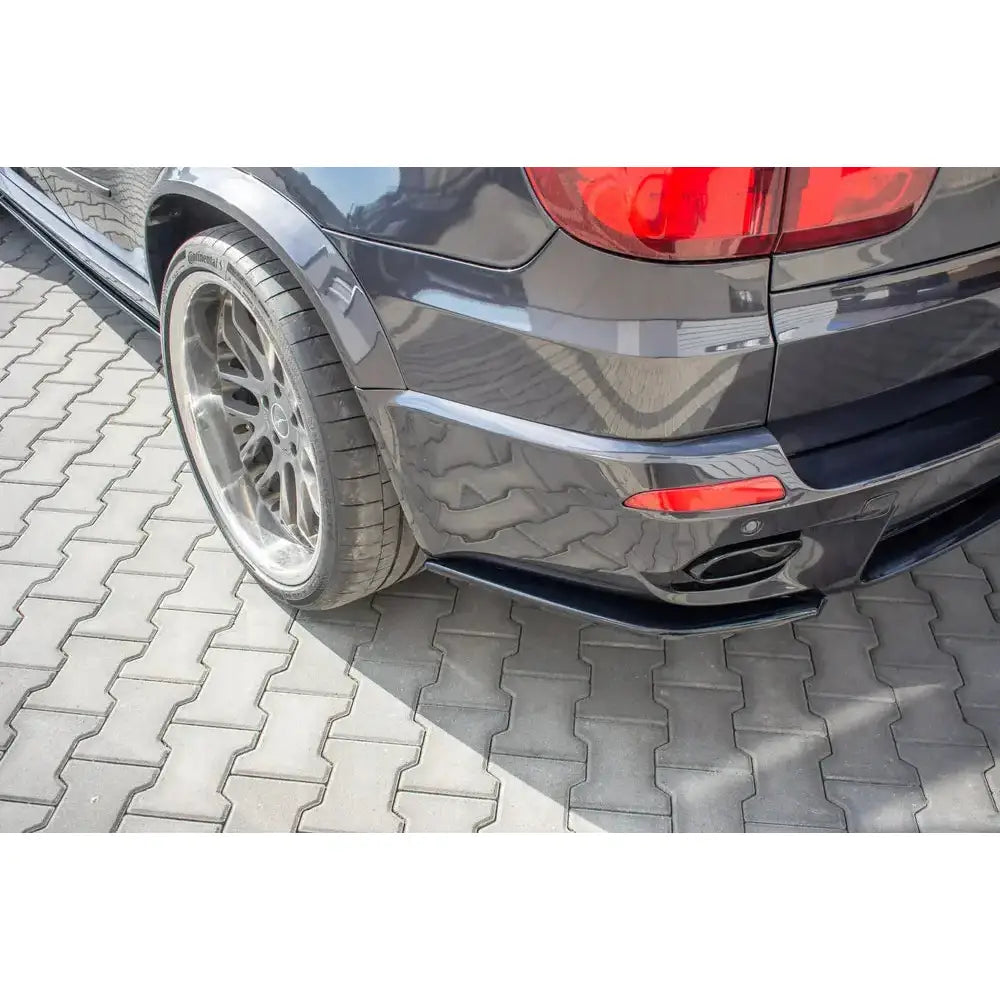 Sidesplitters bak BMW X5 E70 Facelit M-Pack liggende flatt, helsvart finish og aerodynamisk form godt synlig