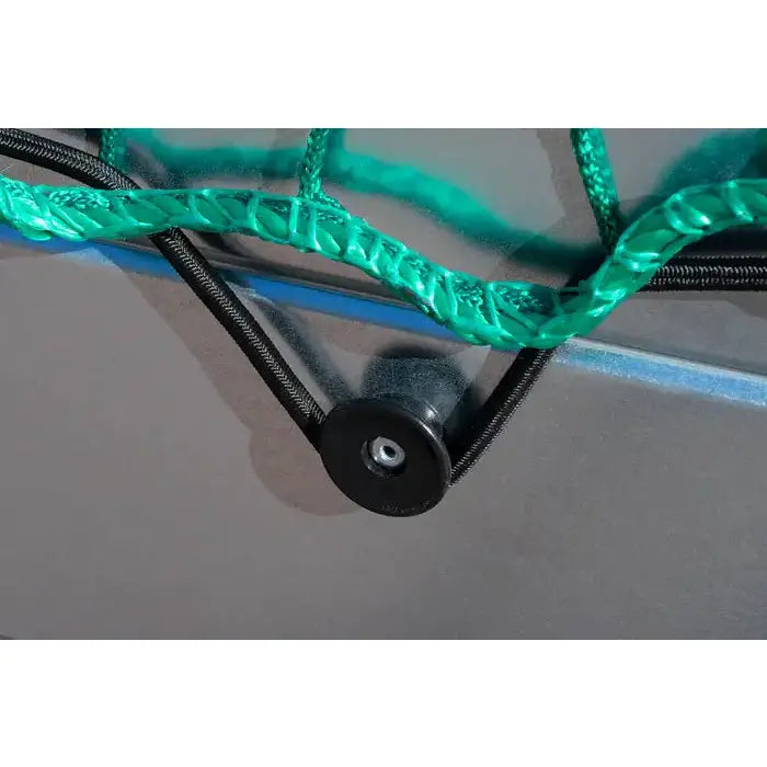 Sikkerhetsnett for tilhenger, grønt flettet tau med svart strikk og plastfeste på grå overflate.