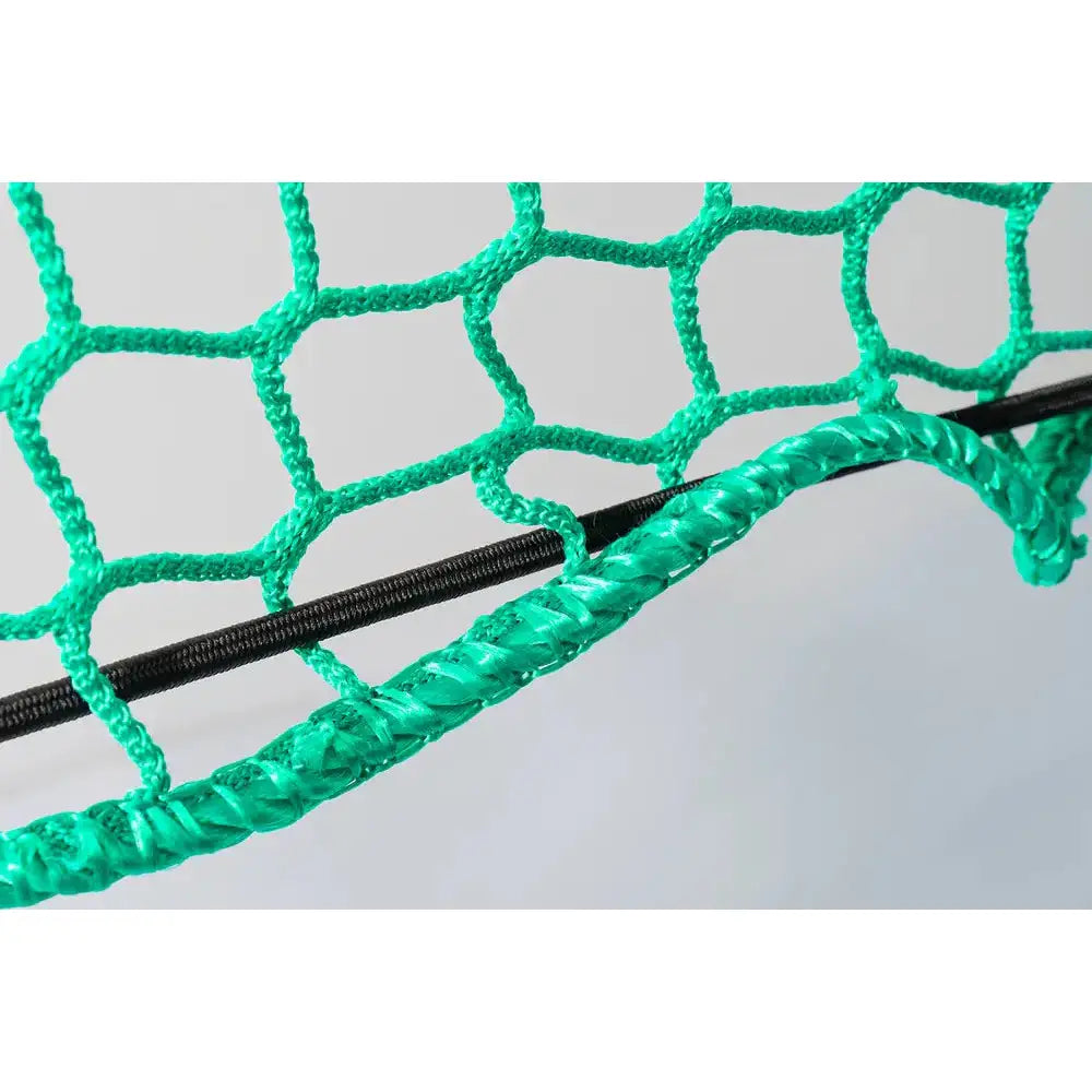 Sikkerhetsnett for tilhenger, detaljert nærbilde av grønt flettet nett med sorte festesnor og forsterket kant.