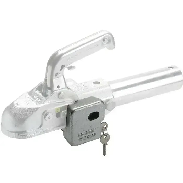 Sikring av tilhengerfeste Robstop WS 3000, skråvisning med lås og to nøkler under metallkoblingen.