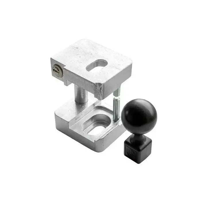 Sikring av tilhengerfeste Robstop WS 3500, skråvisning av sølv brakett og løs svart plastknott.