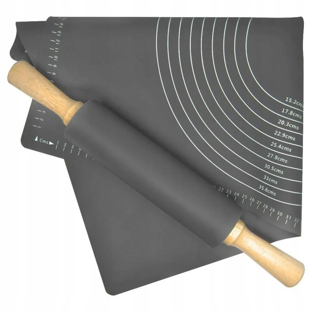 Silikon bakeunderlag 60x40 cm med hvite målemarkeringer, trekjevle ved siden av, sett ovenfra.