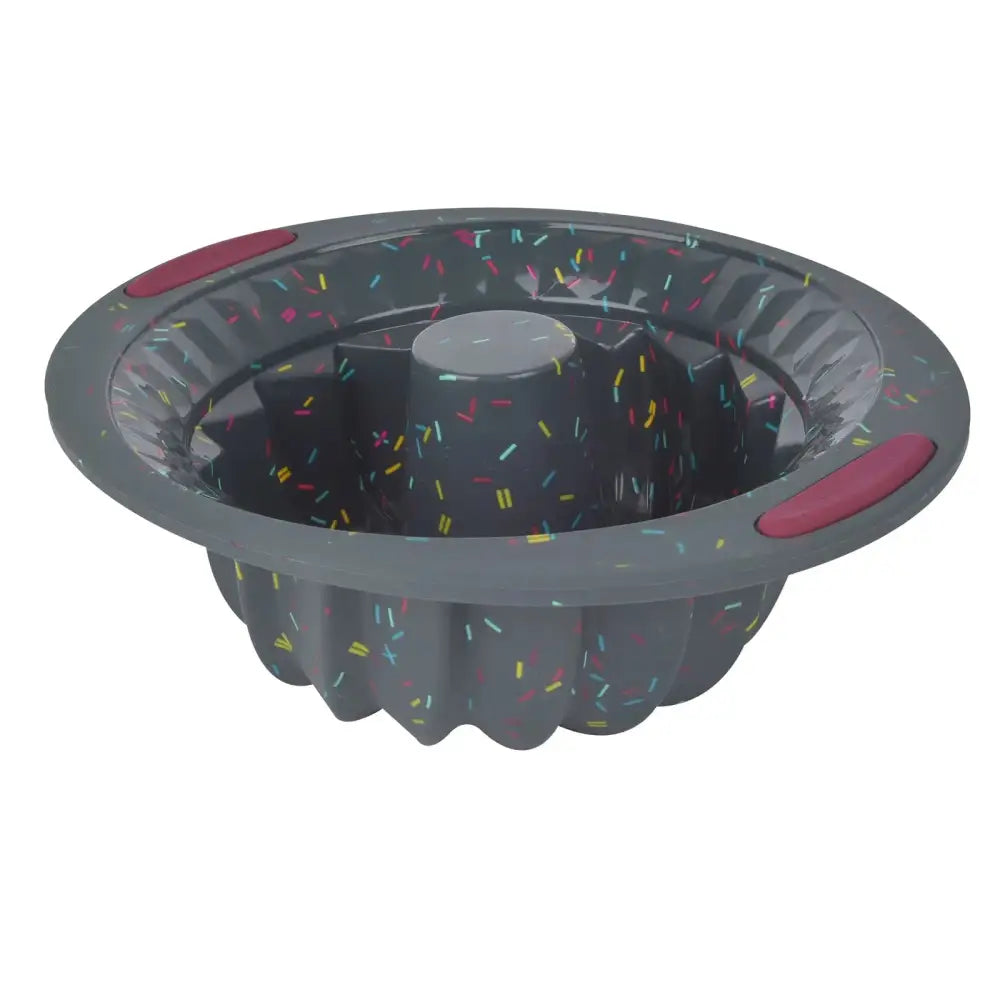 Silikonform for kakebaking 24 cm, rund mørk grå med konfettiprikk-mønster og røde håndtak, sett skrått ovenfra.