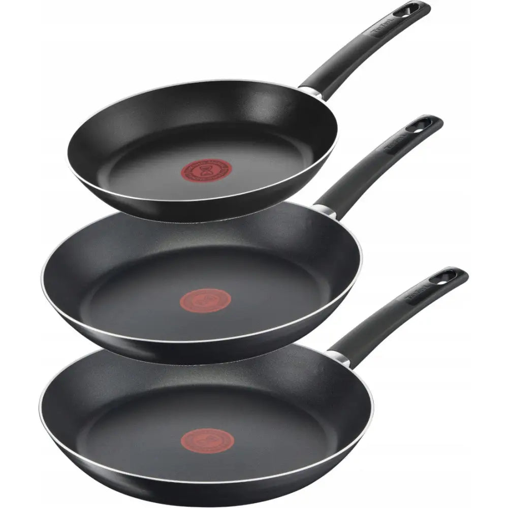 Simplicity stekepannesett med tre svarte non-stick-panner, røde indikatorer og ergonomiske håndtak.
