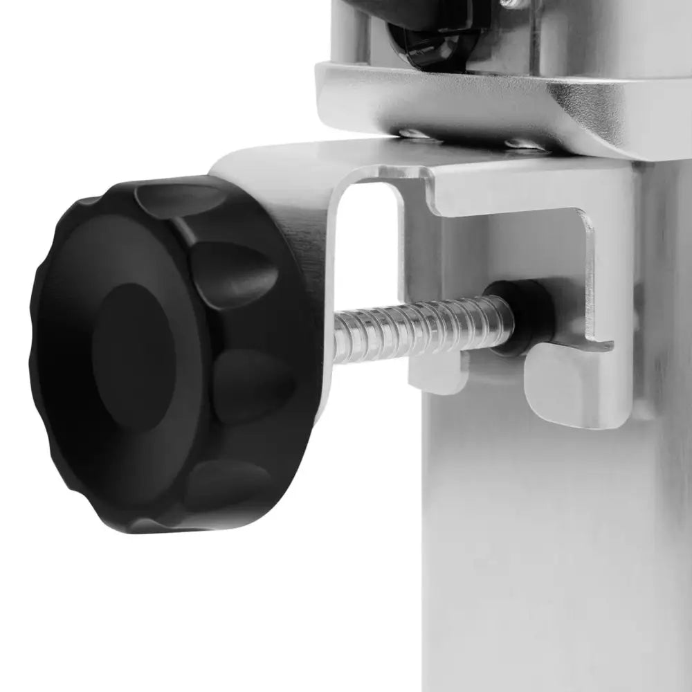 Sirkulasjonspumpe for sous-vide-koking, detaljert sidebilde av plasthjul og justeringsskrue på metallklemme.