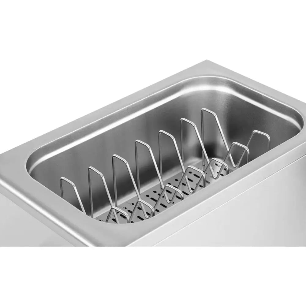 Rustfri stålkum med perforert bunn og metallstativ, sett skrått ovenfra, til sous vide-matlaging.