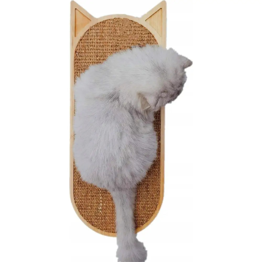 Sisalmatte for kloring, hvit katt slapper av oppå rektangulært brett med avrundet bunn og katteører, sett ovenfra.