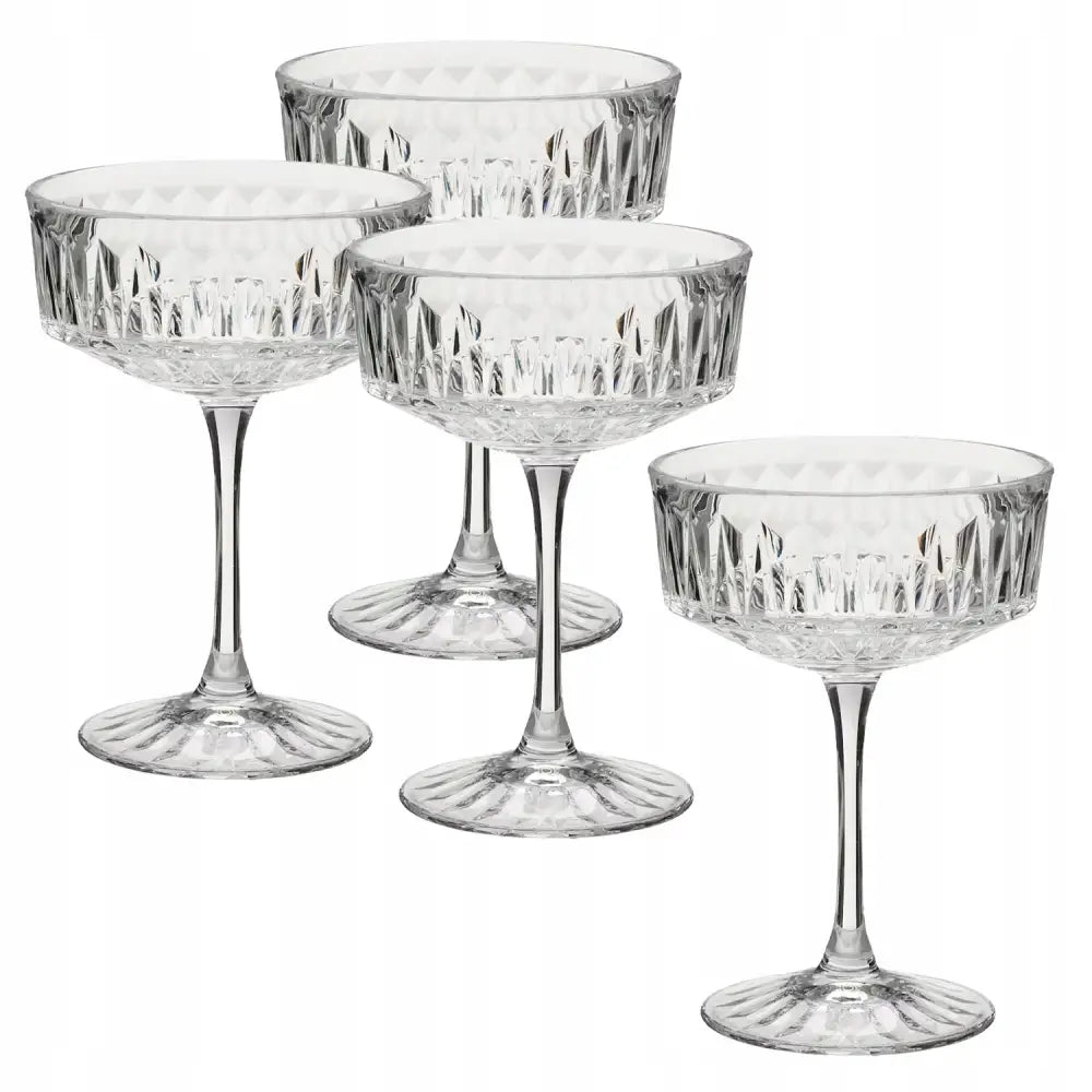 Sjampagneglass Pokal, sett med fire klare glass med fasettert mønster, frontvisning mot hvit bakgrunn.