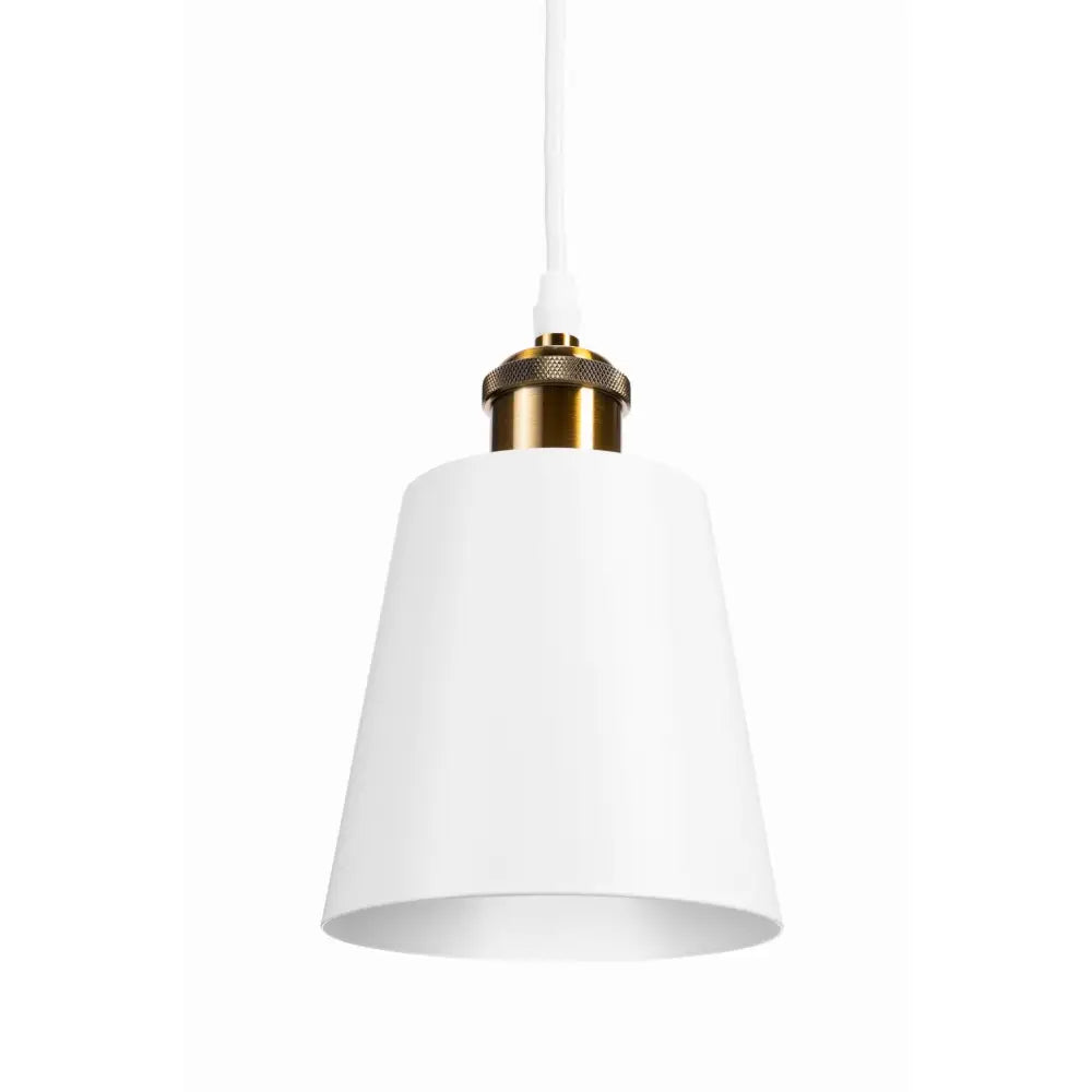 Skandinavisk hengelampe med hvit konisk metallskjerm, messingfarget sokkel og hvit ledning, frontvisning.