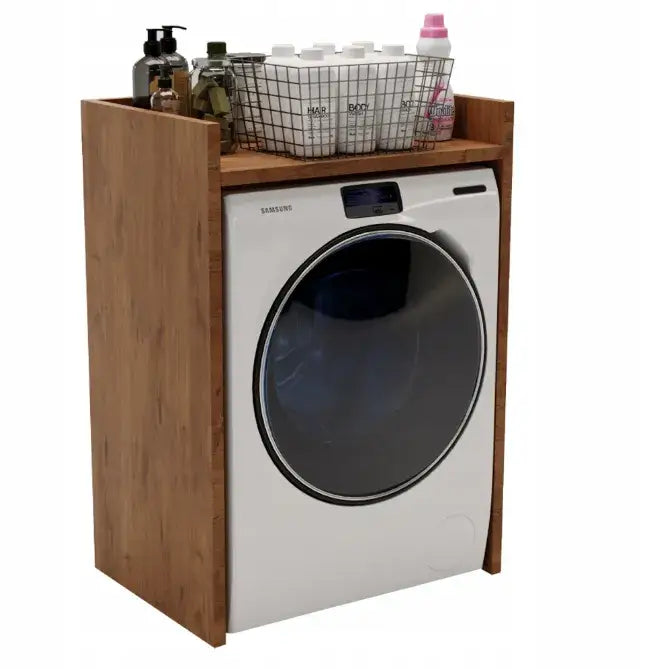 Lancelot høyskap til vaskemaskin, brun finish, skrå vinkel med metallkurv og flasker på toppen.