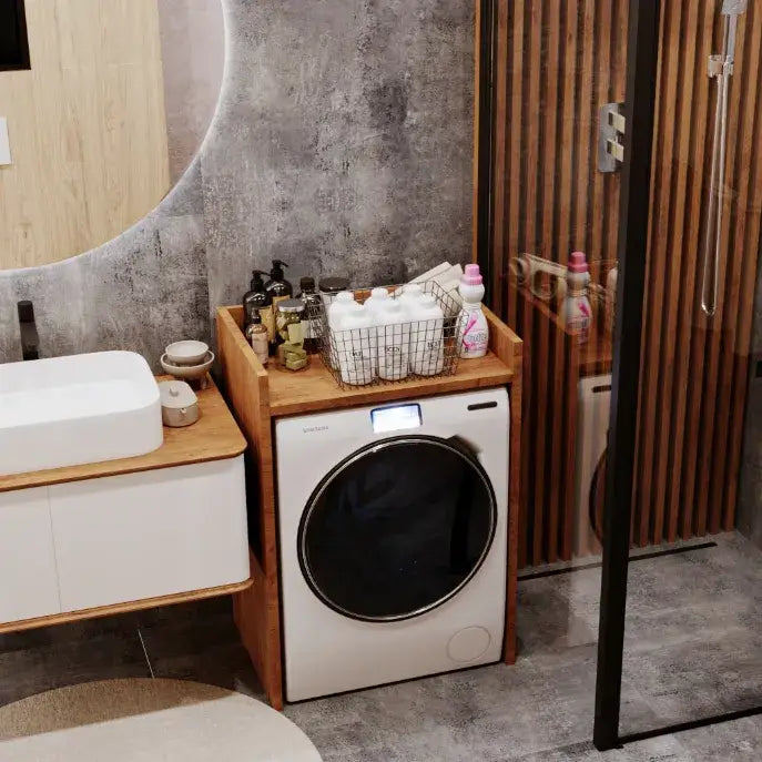 Skap for vaskemaskin Lancelot, hvit maskin i trehylle med rengjøringsmidler, nær servant og dusjkabinett.